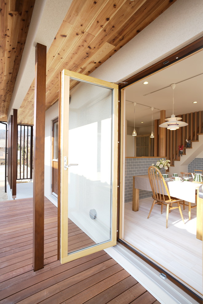 Источник вдохновения для домашнего уюта: терраса на боковом дворе в скандинавском стиле с навесом