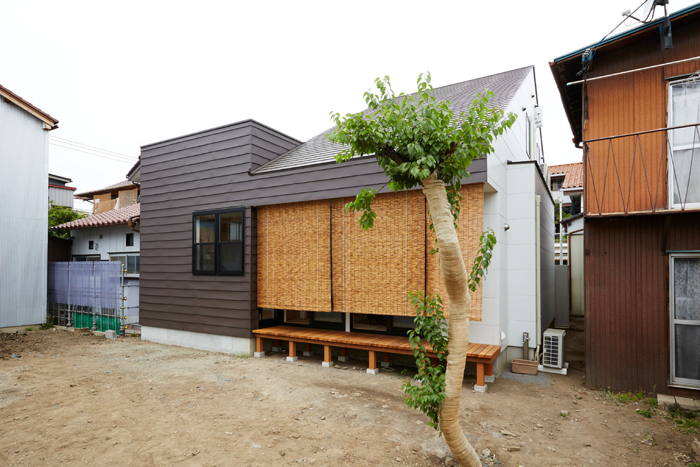 Imagen de terraza de estilo zen pequeña en anexo de casas y patio lateral