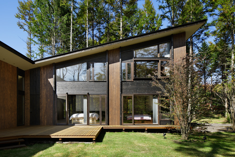 Exemple d'une terrasse latérale tendance avec une extension de toiture.