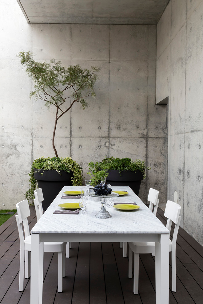 Imagen de terraza minimalista en anexo de casas