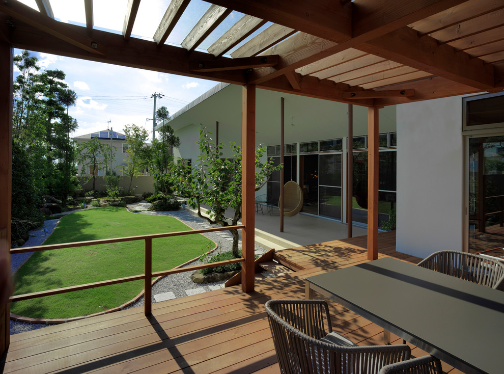 Foto de terraza de estilo de casa de campo grande en patio lateral con pérgola