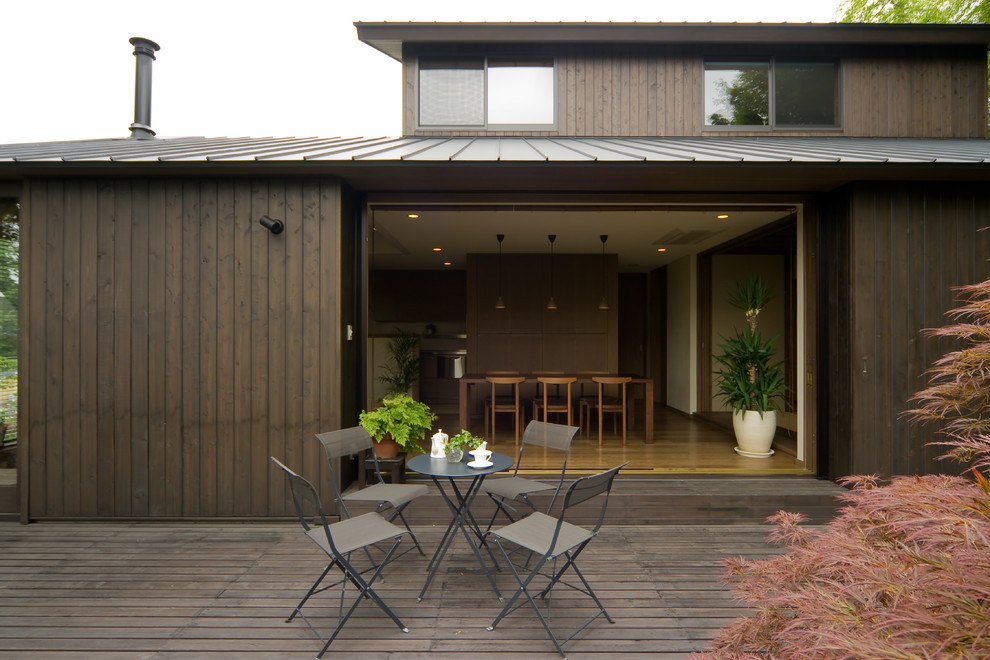 Свежая идея для дизайна: терраса среднего размера на боковом дворе в восточном стиле без защиты от солнца - отличное фото интерьера