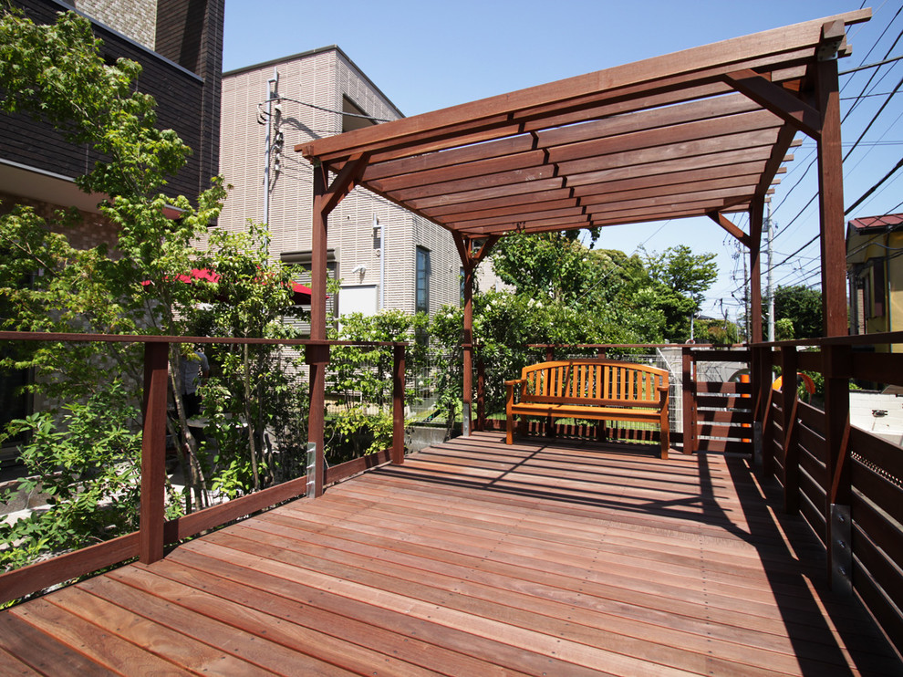 Diseño de terraza de estilo zen de tamaño medio en patio trasero con pérgola