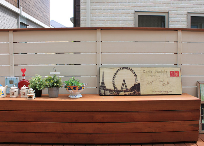 横浜にある小さなカントリー風のおしゃれな裏庭のデッキ (アウトドアキッチン、日よけなし) の写真