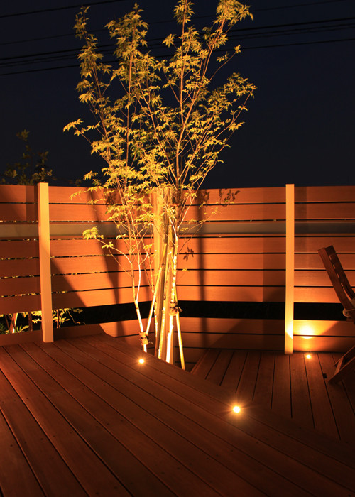 Свежая идея для дизайна: терраса среднего размера на заднем дворе в стиле модернизм с летней кухней без защиты от солнца - отличное фото интерьера