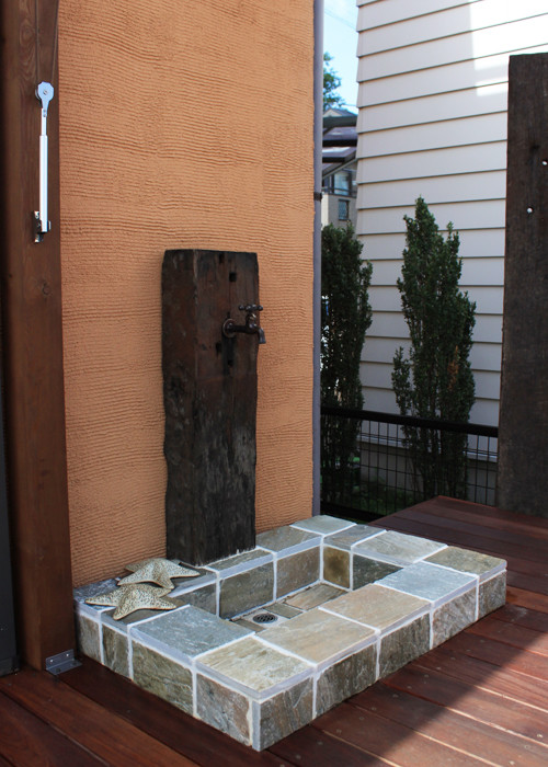 Diseño de terraza de estilo zen de tamaño medio en patio trasero con cocina exterior y pérgola