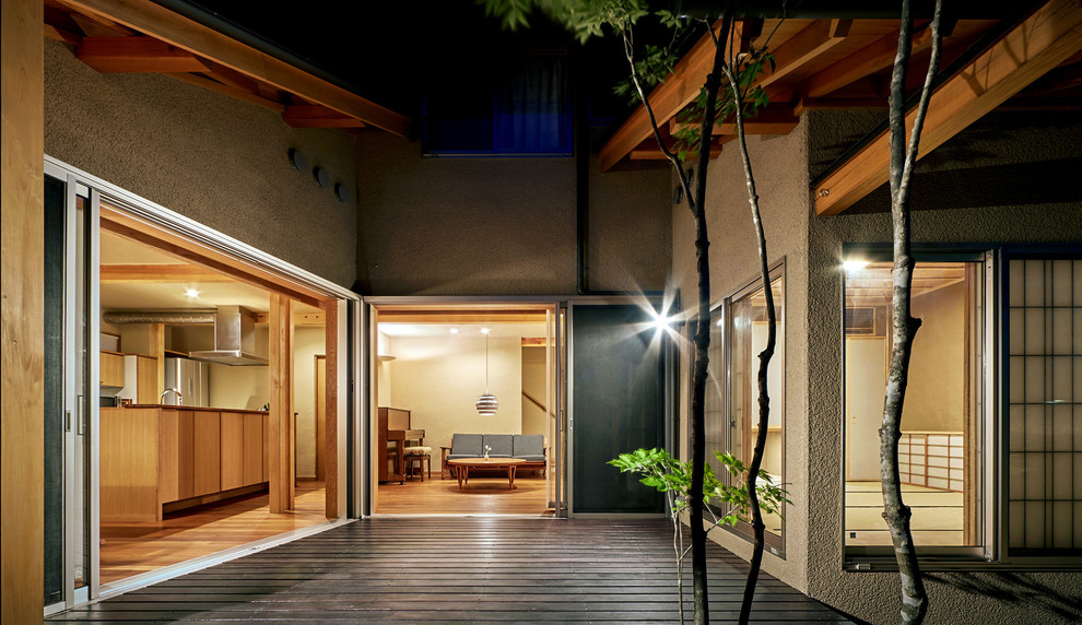 Diseño de terraza asiática sin cubierta en patio