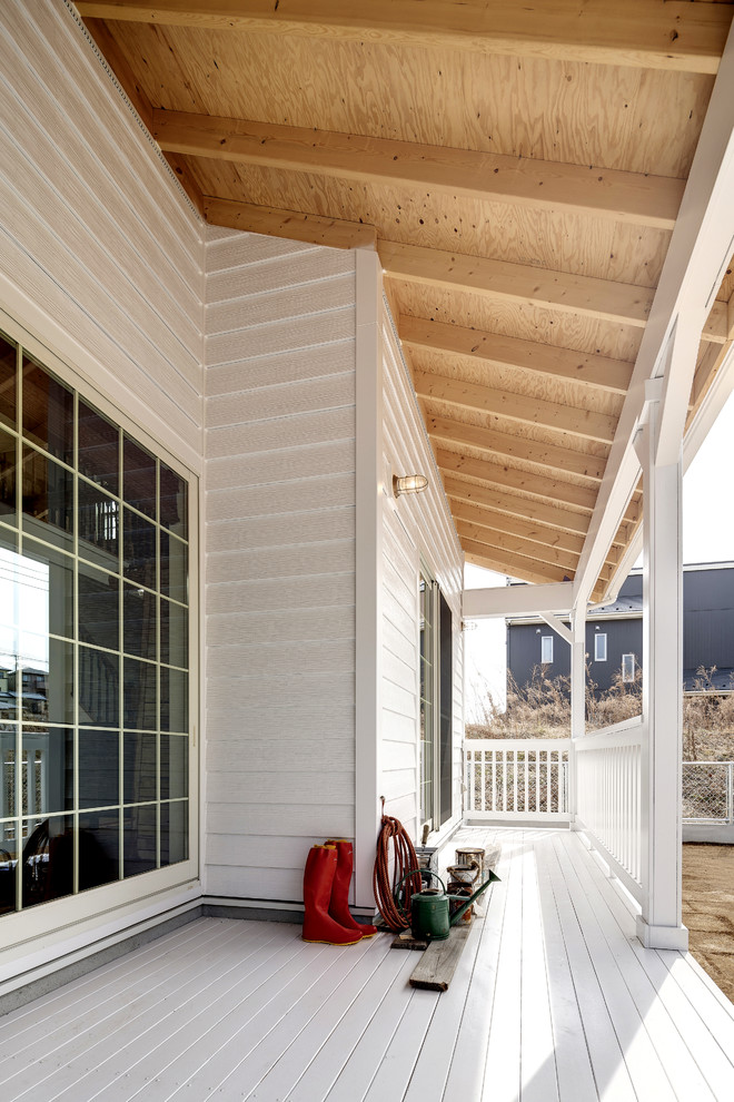 На фото: терраса среднего размера на боковом дворе в морском стиле с летней кухней и навесом с