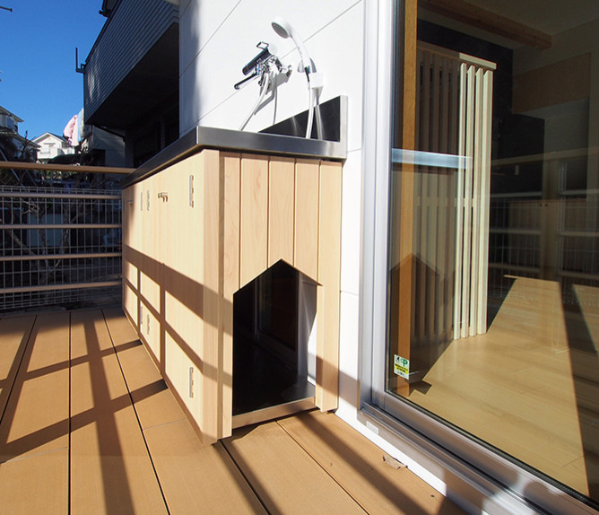 Diseño de terraza minimalista pequeña en patio lateral con ducha exterior