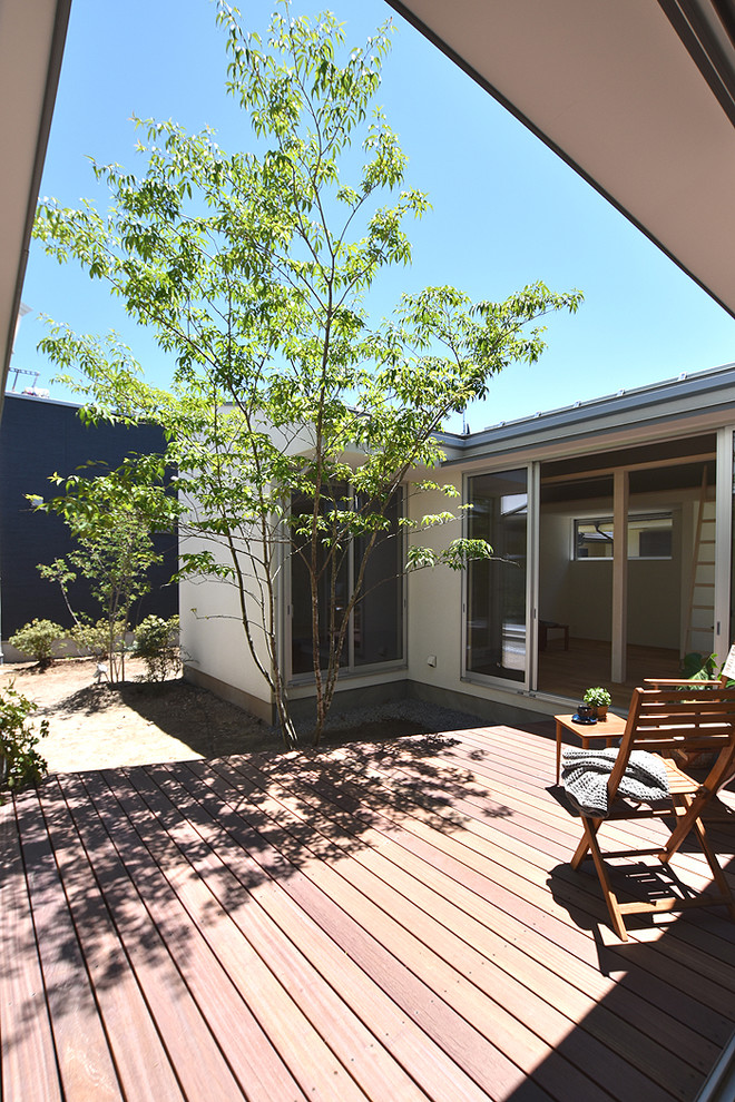 Idées déco pour une terrasse au rez-de-chaussée moderne avec une cour.