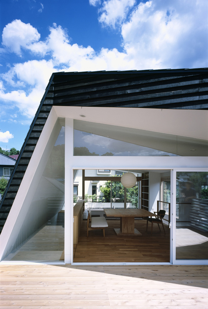 На фото: терраса среднего размера на боковом дворе в современном стиле без защиты от солнца с