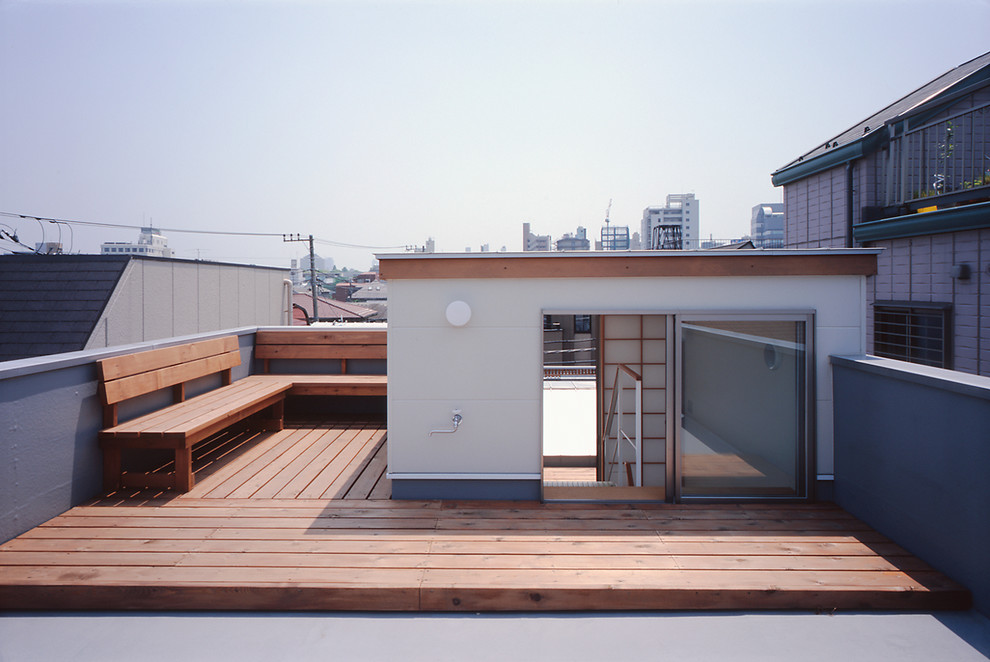 東京23区にあるモダンスタイルのおしゃれな屋上のデッキ (日よけなし、屋上) の写真