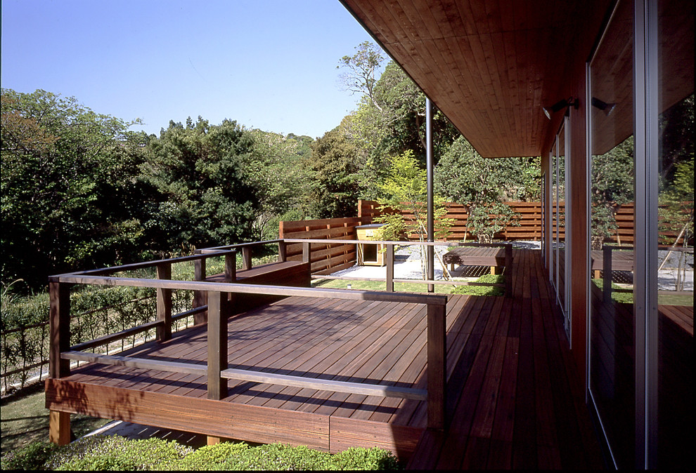 Aménagement d'une terrasse asiatique avec une extension de toiture.