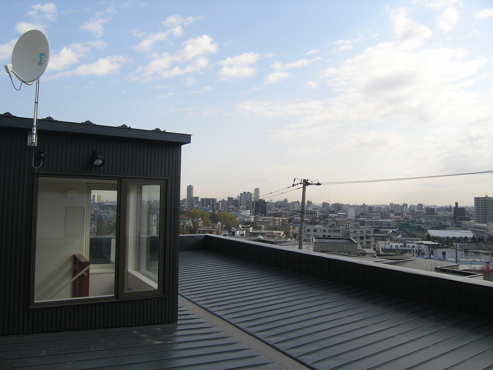 Стильный дизайн: терраса среднего размера на крыше в стиле модернизм - последний тренд