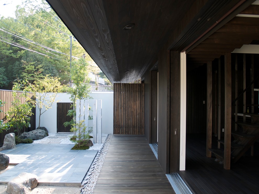 京都にある和風のおしゃれなウッドデッキ (張り出し屋根) の写真