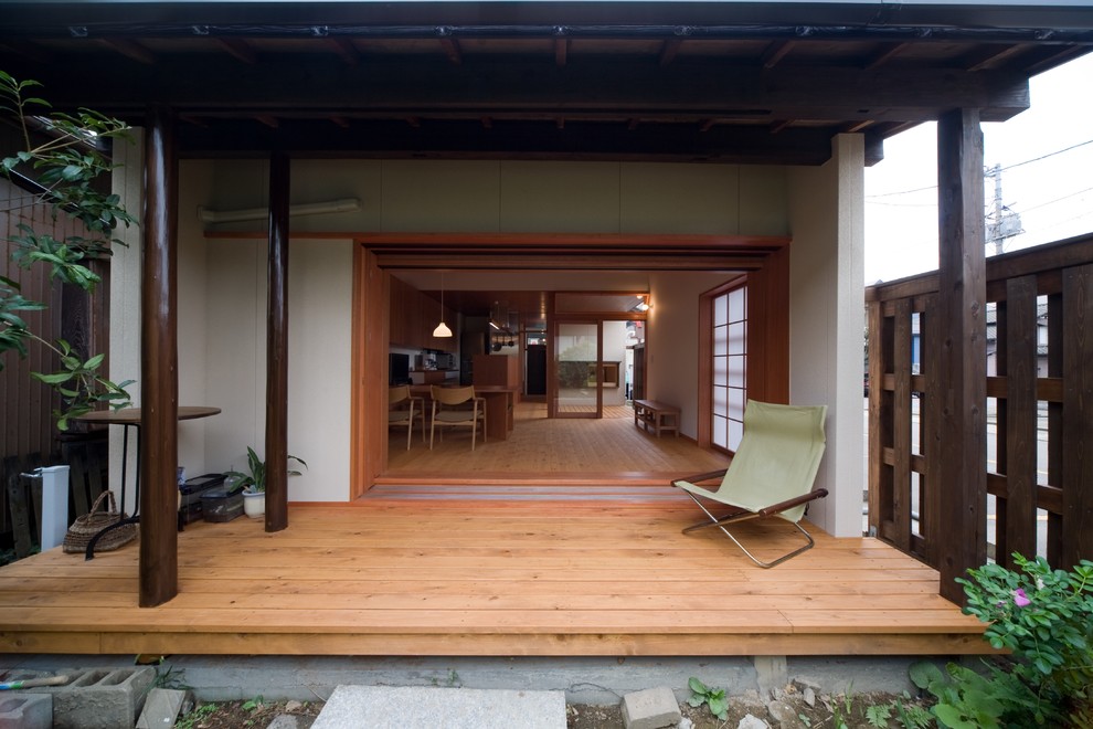 Aménagement d'une petite terrasse arrière asiatique avec une extension de toiture.