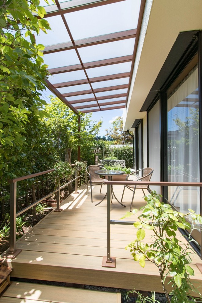 Cette image montre une terrasse latérale minimaliste avec un auvent.