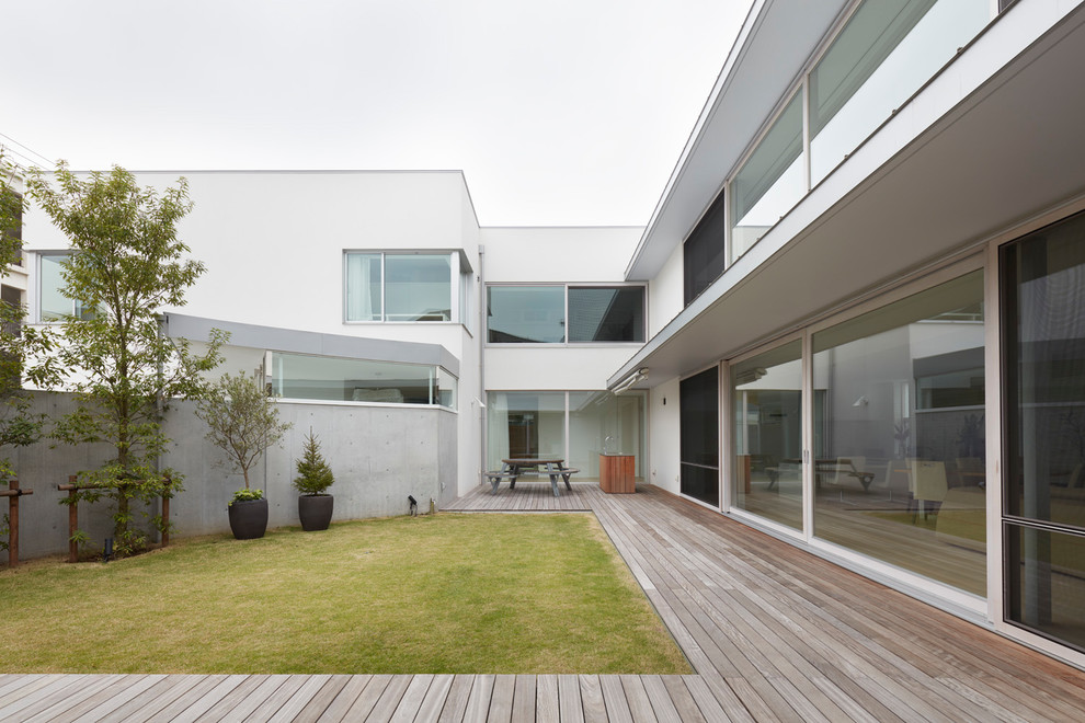 Unbedeckte Moderne Terrasse im Innenhof mit Outdoor-Küche in Tokio