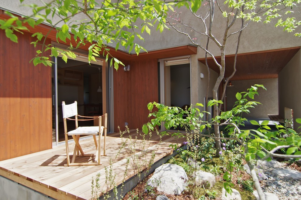 Diseño de terraza minimalista sin cubierta en patio lateral