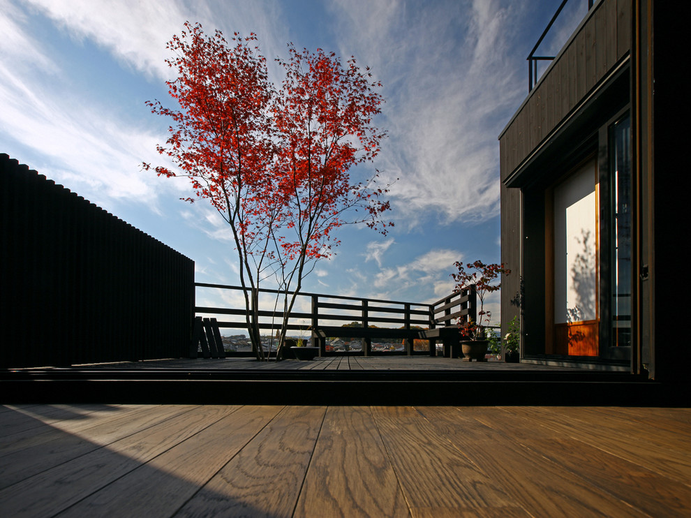 Mittelgroße, Unbedeckte Asiatische Terrasse hinter dem Haus in Tokio
