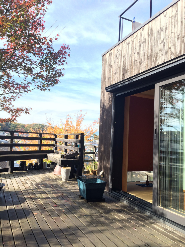 Foto de terraza de estilo zen de tamaño medio sin cubierta en patio trasero