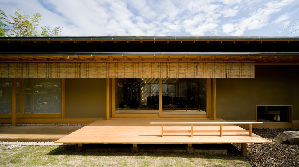 Imagen de terraza de estilo zen en patio trasero con toldo