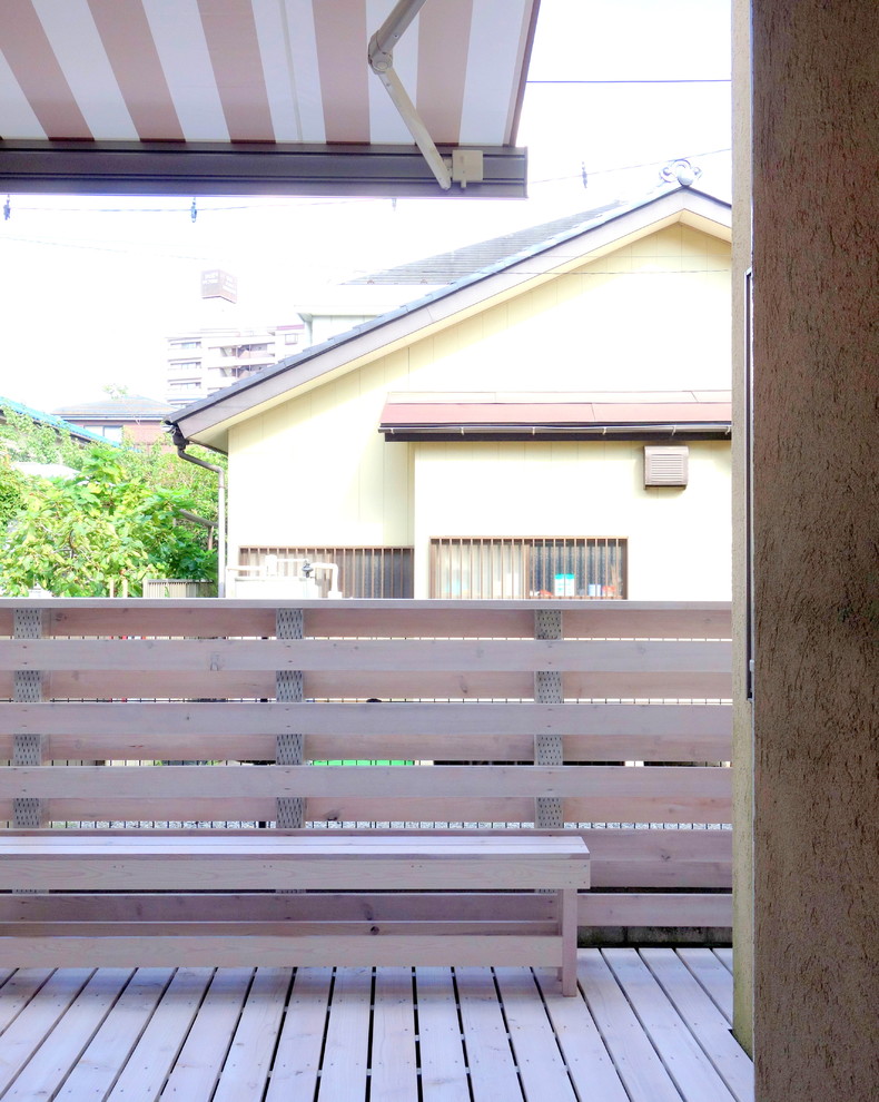 Foto de terraza planta baja nórdica pequeña en patio trasero con toldo