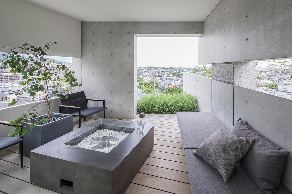 Modelo de terraza minimalista en azotea y anexo de casas con brasero