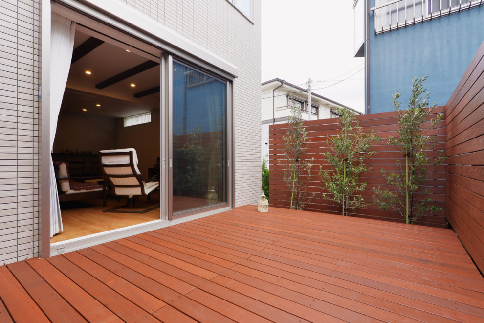 Moderne Terrasse neben dem Haus in Tokio Peripherie