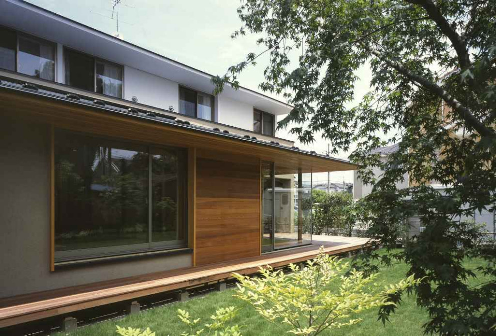 Imagen de terraza minimalista de tamaño medio en patio lateral y anexo de casas con privacidad