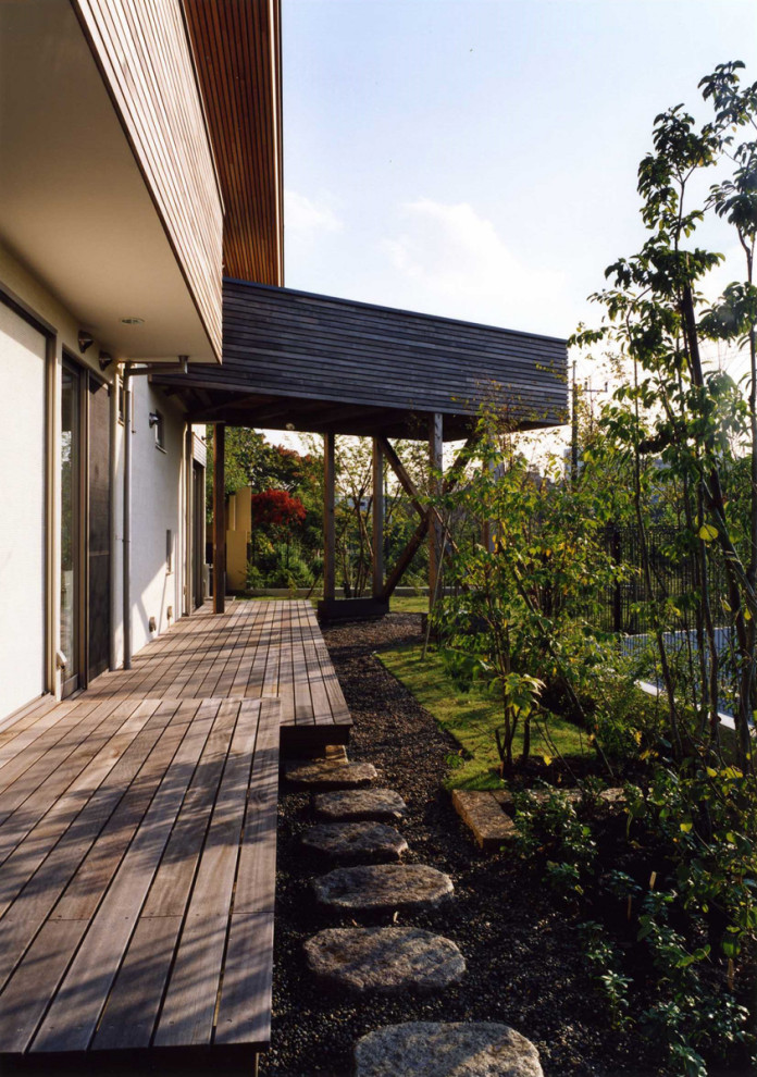 Foto de terraza de estilo de casa de campo de tamaño medio en patio lateral y anexo de casas con privacidad