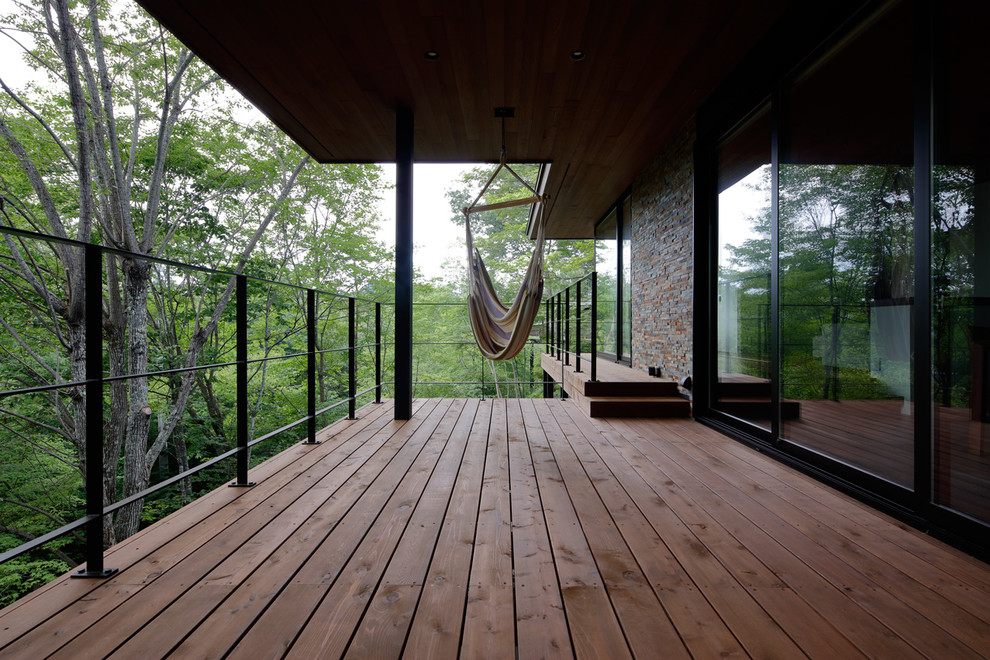 Aménagement d'une terrasse contemporaine avec une extension de toiture.