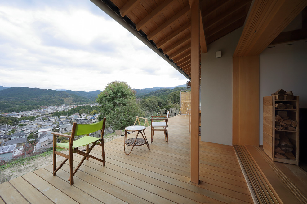 Immagine di una terrazza etnica con un tetto a sbalzo