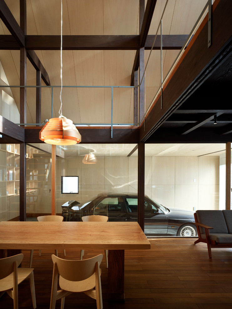 This is an example of a contemporary garage in Yokohama.