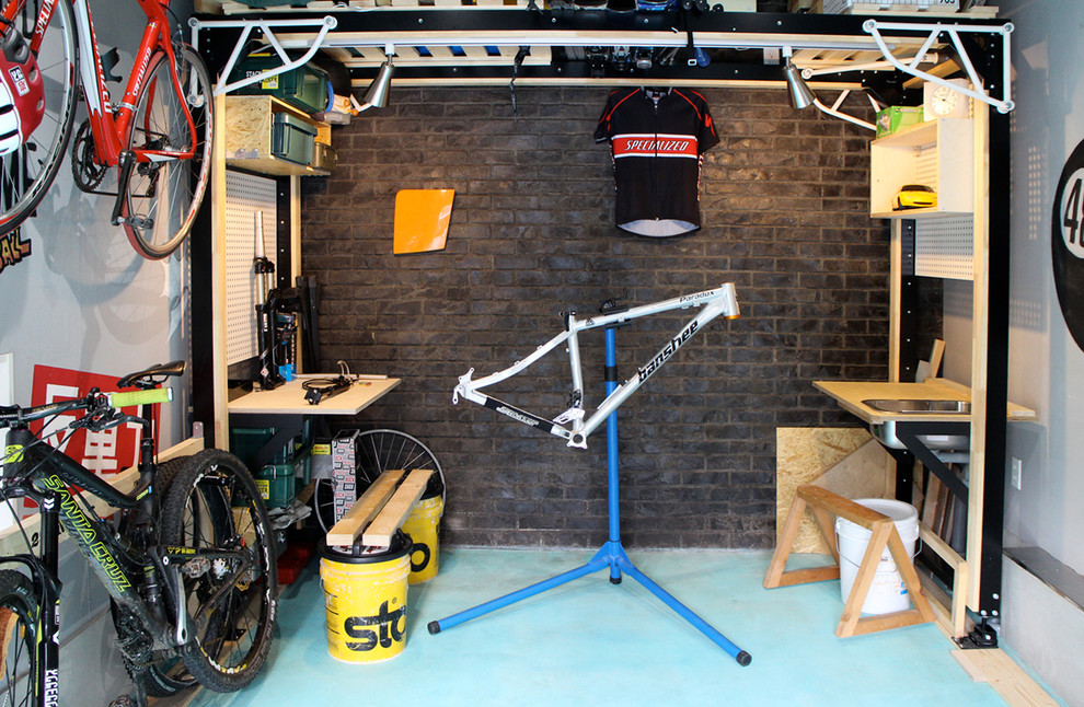 Immagine di un garage per un'auto connesso industriale con ufficio, studio o laboratorio