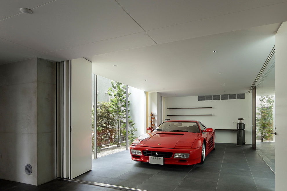 На фото: пристроенный гараж в современном стиле для одной машины