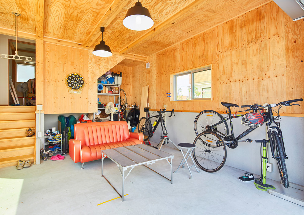 Bild på en liten funkis tillbyggd garage och förråd