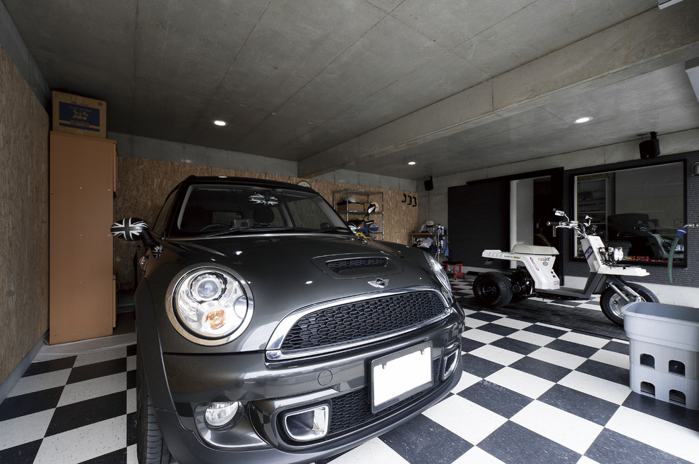 This is an example of a world-inspired single garage in Yokohama.