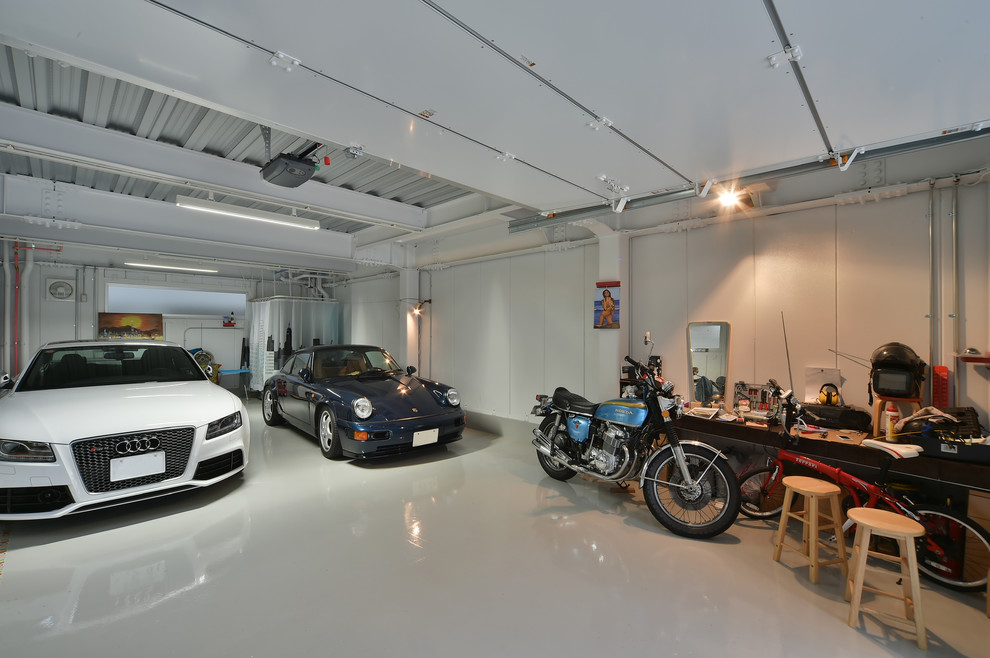 Идея дизайна: гараж в стиле лофт с мастерской для двух машин