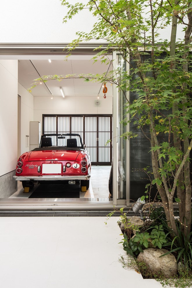 Contemporary garage in Kyoto.