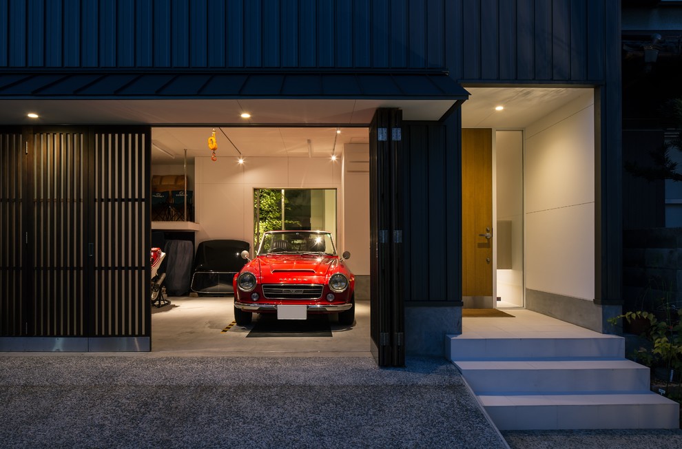 Example of an attached garage design in Kyoto