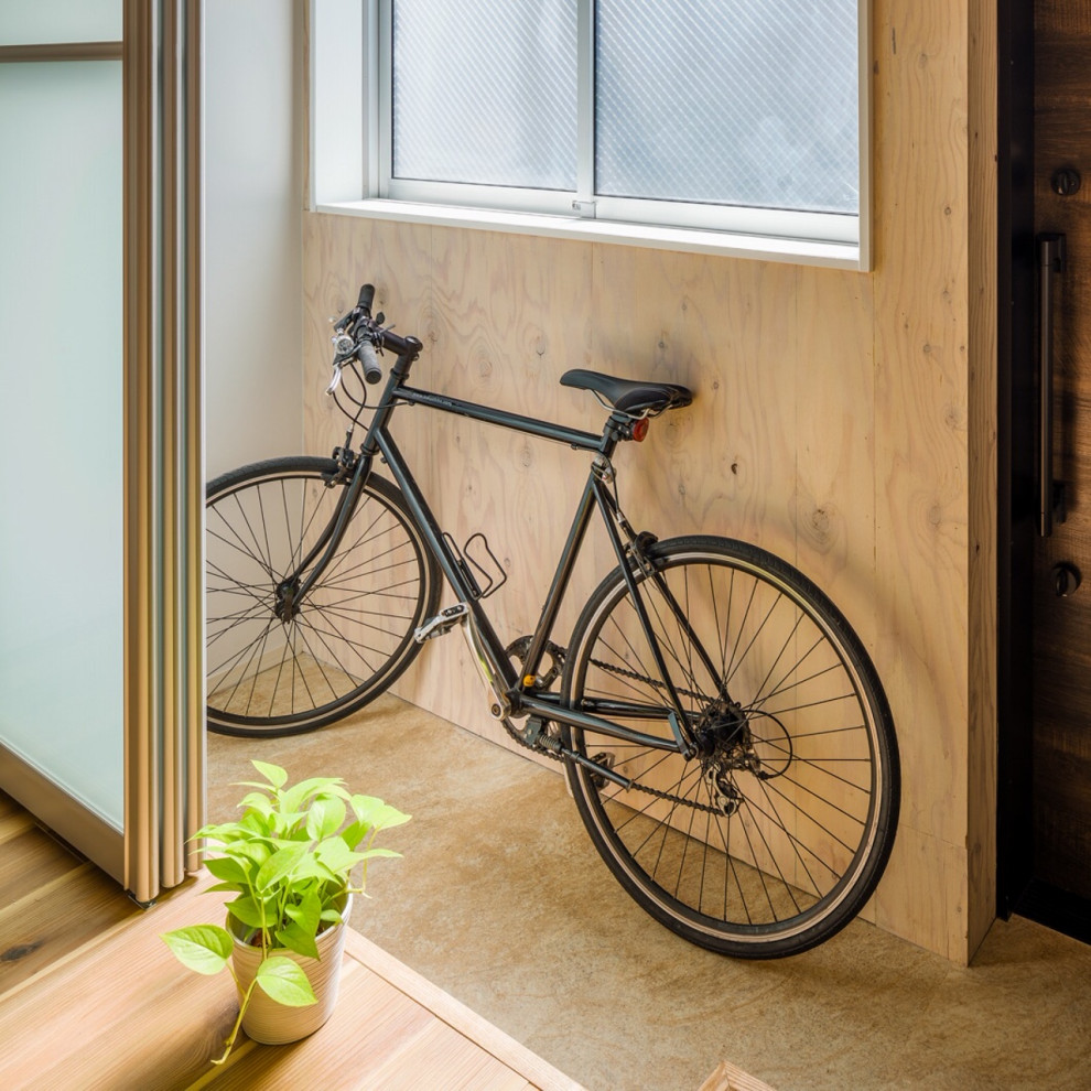 На фото: маленький пристроенный гараж в скандинавском стиле с мастерской для на участке и в саду