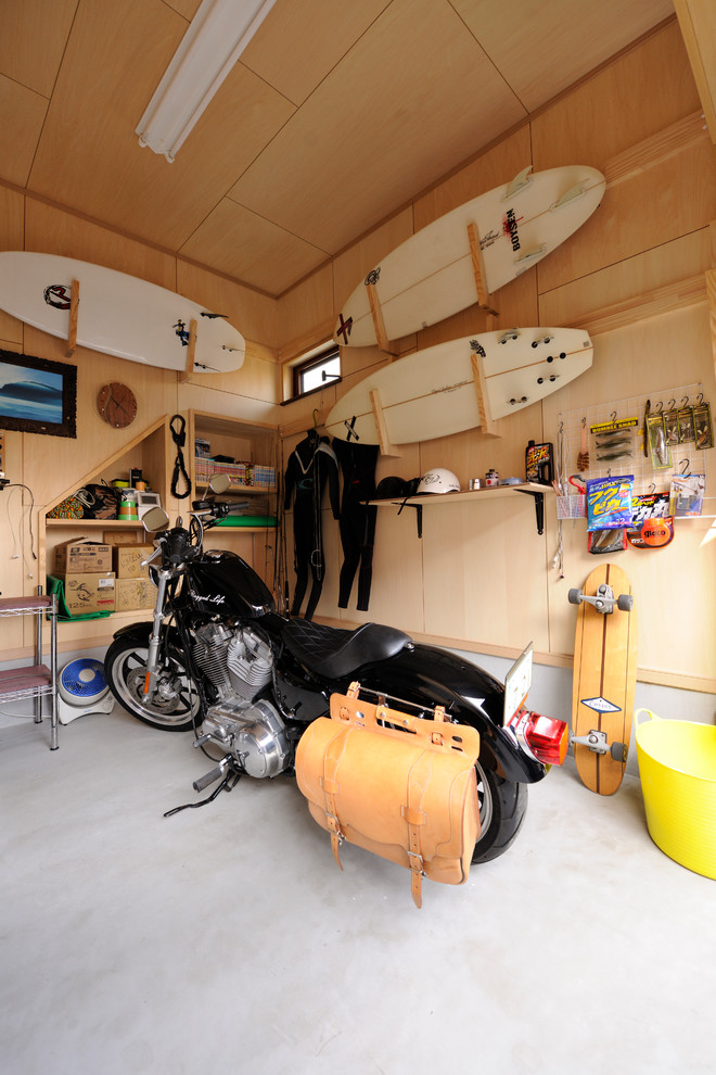 Cette image montre un garage urbain avec un bureau, studio ou atelier.