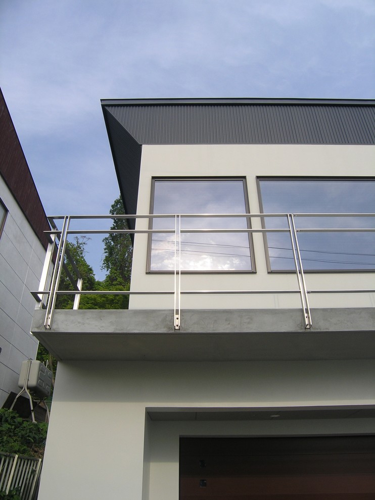 This is an example of a medium sized modern attached double garage workshop in Sapporo.