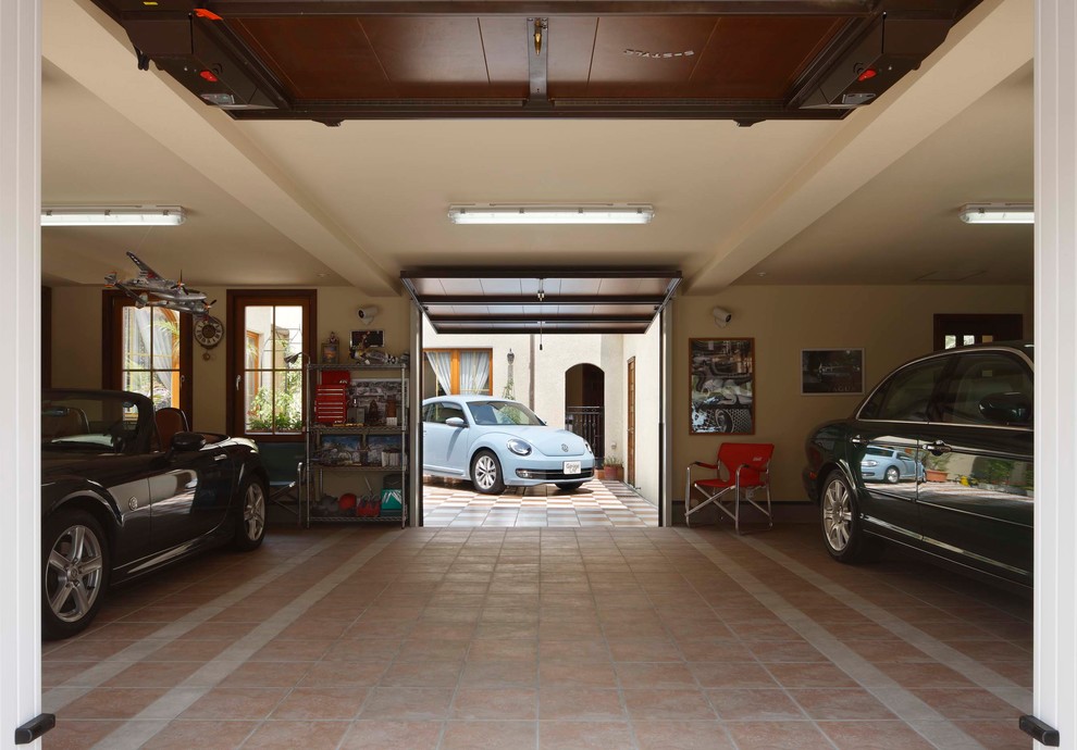 Medelhavsstil inredning av ett tillbyggt trebils kontor, studio eller verkstad