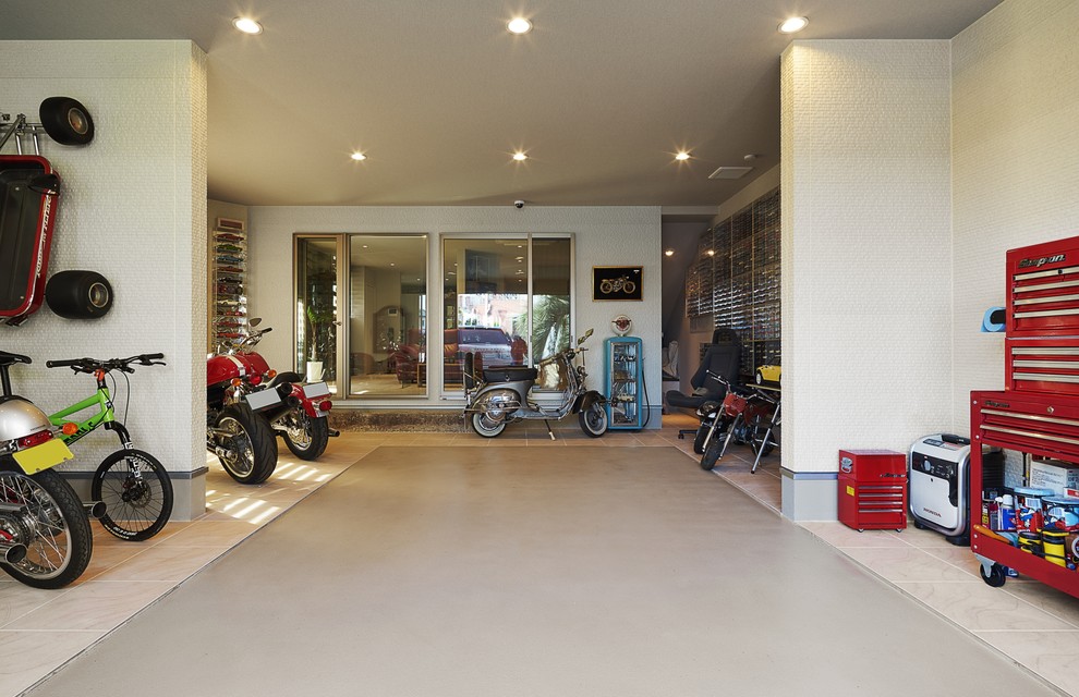 Идея дизайна: пристроенный гараж в современном стиле с мастерской для одной машины