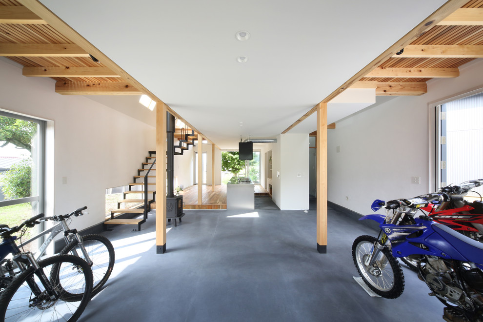 Esempio di garage e rimesse connessi minimalisti