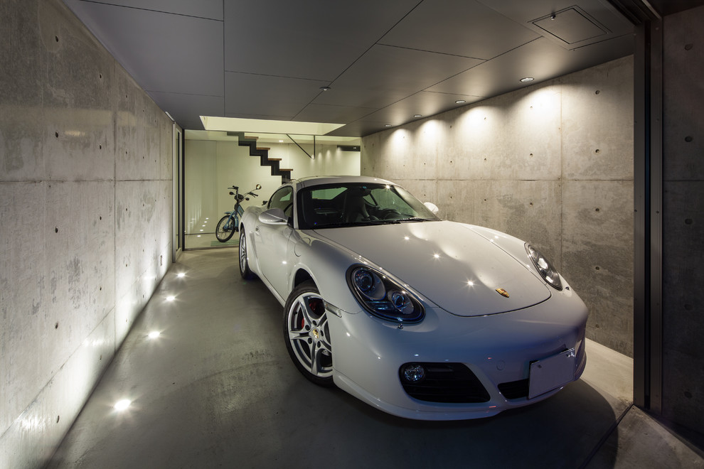 Cette photo montre un garage pour une voiture attenant moderne.