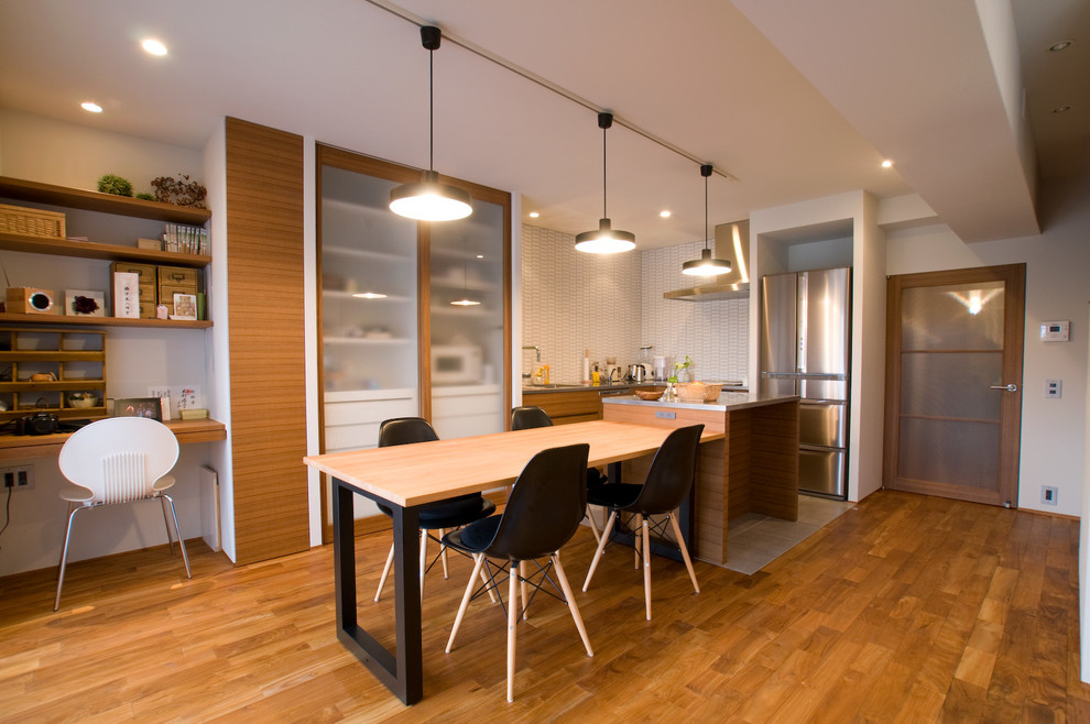 Стильный дизайн: кухня-гостиная среднего размера в современном стиле с паркетным полом среднего тона - последний тренд