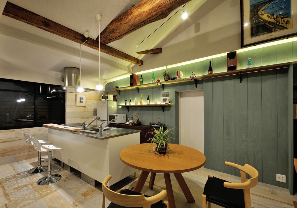 Bild på ett maritimt kök, med vitt golv, en enkel diskho, bänkskiva i rostfritt stål, målat trägolv och en köksö